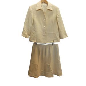 Le suit Cream‎ 3 button front skirt suit